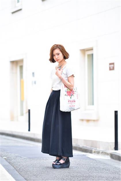 出门必备 帆布包简单搭出休闲风