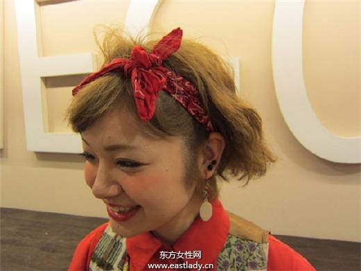 日本妞真会玩 一块头巾玩出百变造型