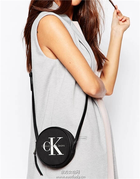 潮人都爱这种包 包包 圆一点 就多点时髦