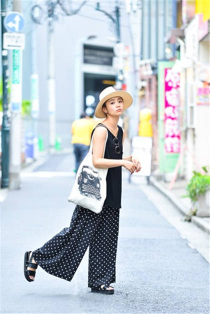 出门必备 帆布包简单搭出休闲风