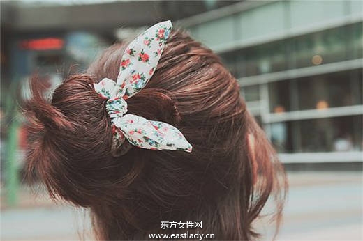 日本妞真会玩 一块头巾玩出百变造型