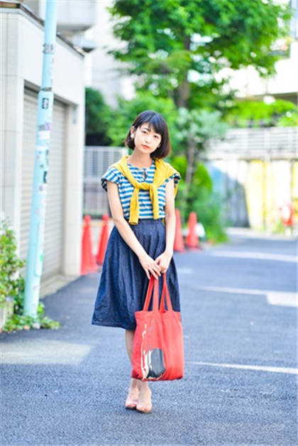 出门必备 帆布包简单搭出休闲风