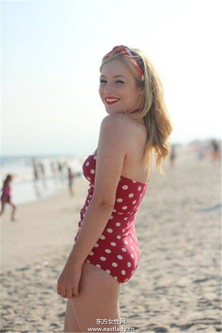 你还穿比基尼吗 试试连身泳装 性感又遮肉