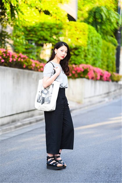 出门必备 帆布包简单搭出休闲风