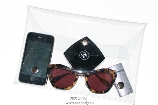 透明手拿包设计简洁明了富有创意