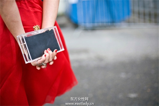 透明手拿包设计简洁明了富有创意