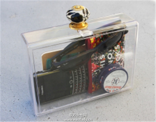 透明手拿包设计简洁明了富有创意