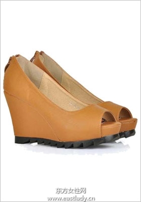 风格简约坡跟鞋时尚达人彰显魅力的饰品