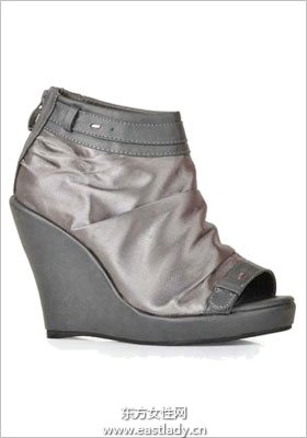 风格简约坡跟鞋时尚达人彰显魅力的饰品