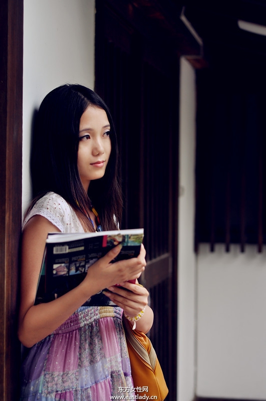 古典优雅俏女郎穿对碎花裙显清丽