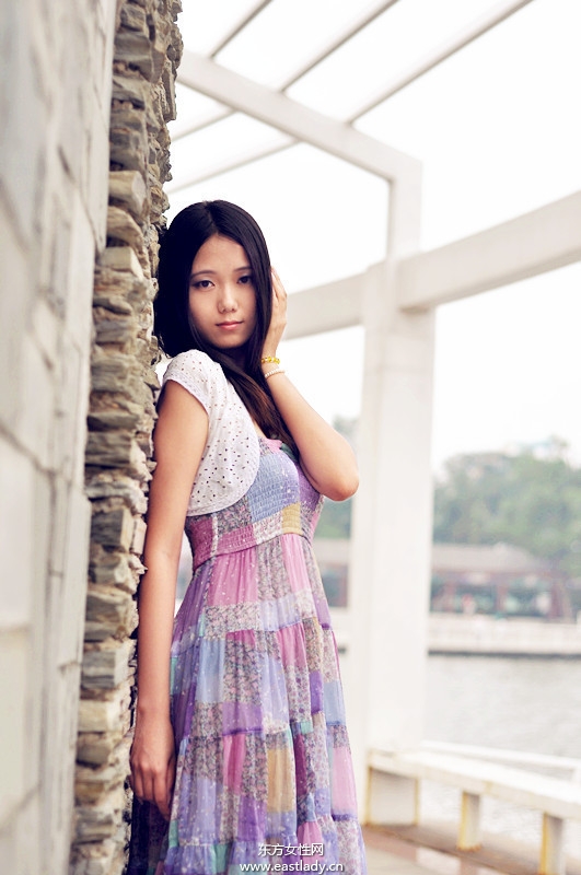 古典优雅俏女郎穿对碎花裙显清丽