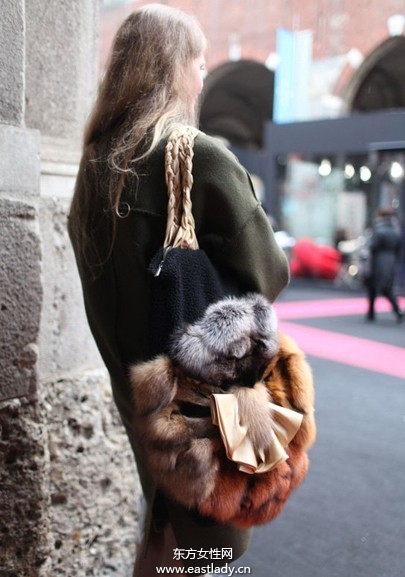 街拍欧美达人时髦包包提高回头率