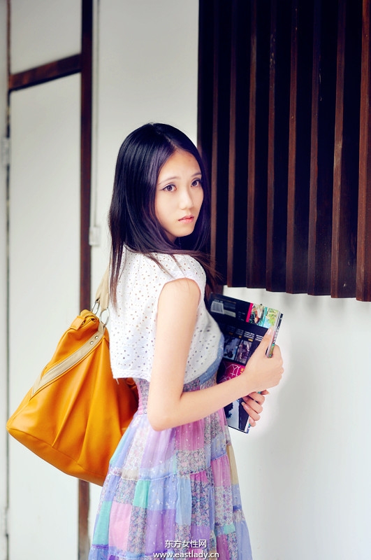 古典优雅俏女郎穿对碎花裙显清丽