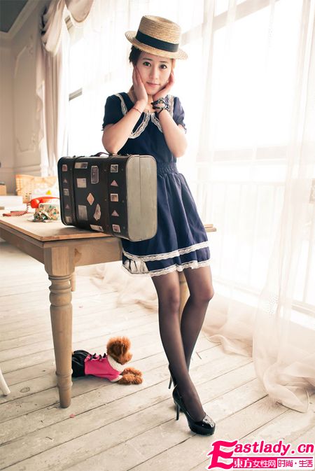 穿上漆皮圆头防水厚底松糕鞋 你就是女王