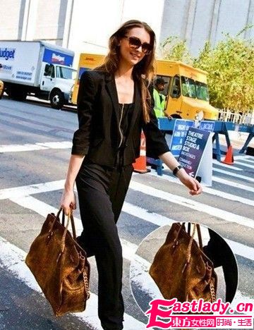 醒目饰品街拍更时髦 超模包包点亮造型