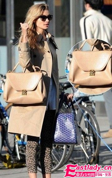 醒目饰品街拍更时髦 超模包包点亮造型