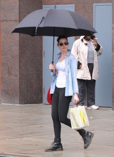 明星们用雨伞来扮酷坳造型