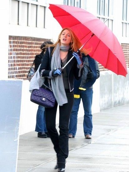 明星们用雨伞来扮酷坳造型