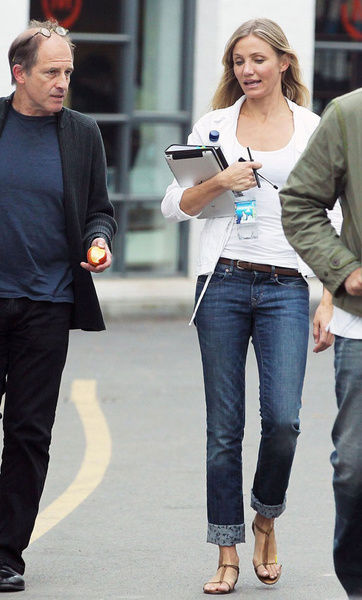 T字造型凉鞋 衬出修长脚部线条