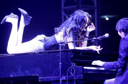 莫文蔚黑鞋搭配拥有长腿