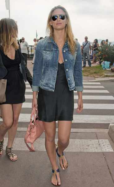 T字造型凉鞋 衬出修长脚部线条