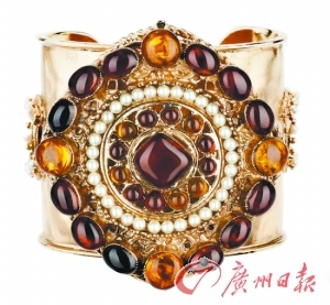 女人时尚追求无止境 用珠宝配饰点亮衣橱