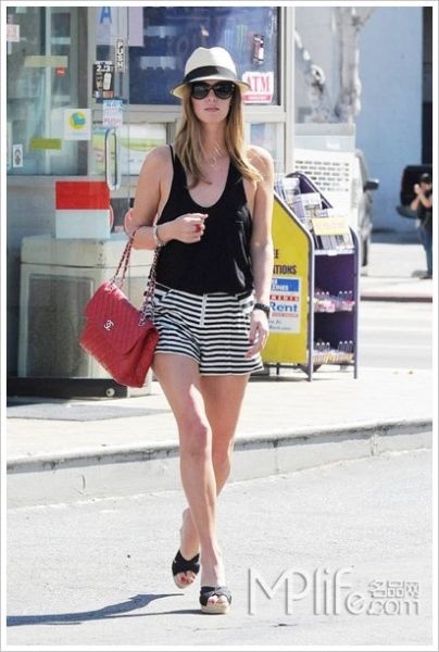 众多明星追捧的小背心 清凉有绝招