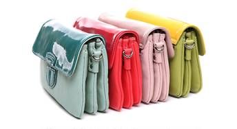 范冰冰多层印花包包 增添俏皮与随性