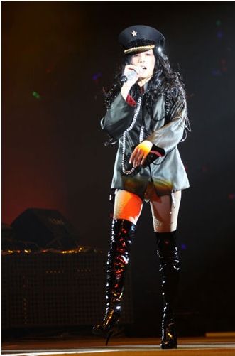 莫文蔚黑鞋搭配拥有长腿