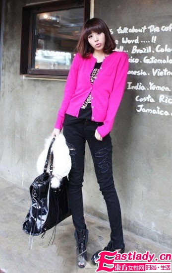 开衫毛衣玩混搭 两件齐穿很时尚