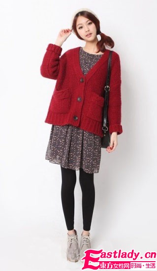 开衫毛衣玩混搭 两件齐穿很时尚