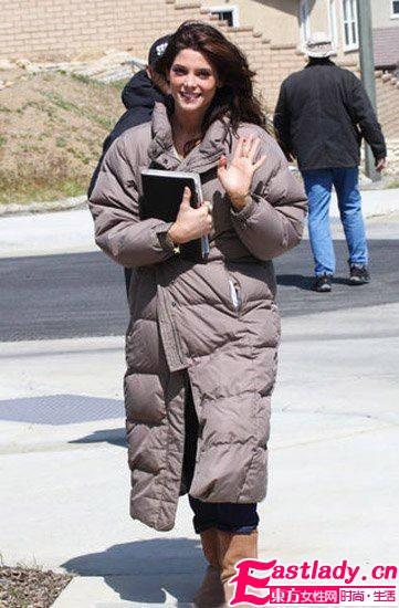 新款拼接羽绒服 扮靓保暖都给力