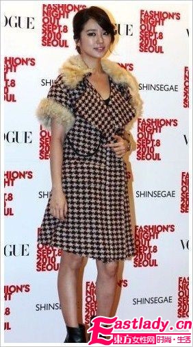 明星大爱格纹装 俏丽时尚告别冬季暗沉