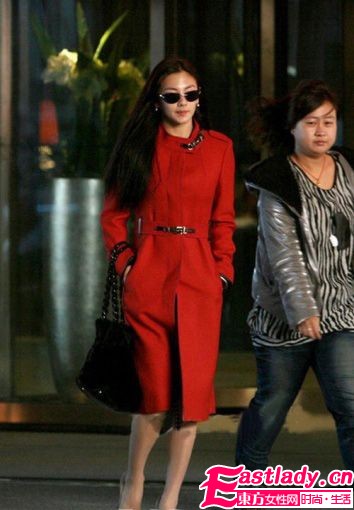 众女星大爱长大衣 张雨绮红衣最抢眼