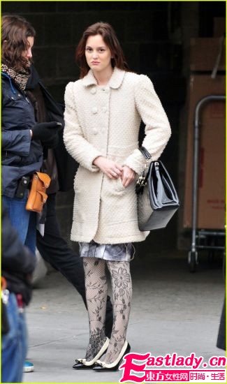 众女星大爱长大衣 张雨绮红衣最抢眼