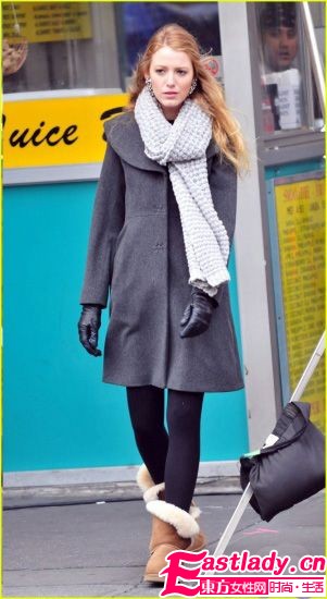 众女星大爱长大衣 张雨绮红衣最抢眼