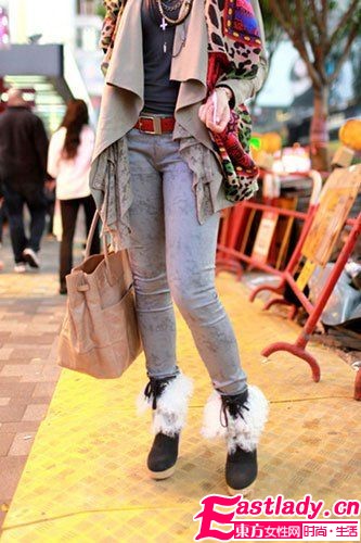 街拍香港MM脚下时尚 毛毛鞋最流行