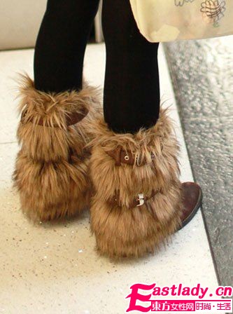 街拍香港MM脚下时尚 毛毛鞋最流行