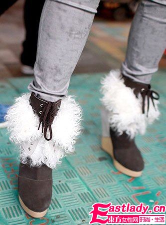 街拍香港MM脚下时尚 毛毛鞋最流行