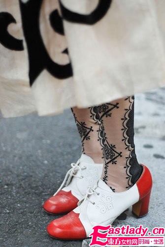 斑斓袜子 玩转多彩腿部时尚