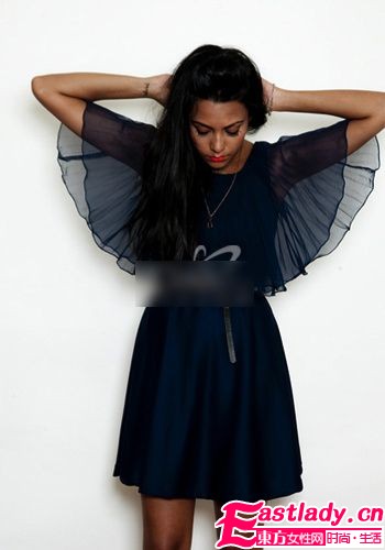 时尚小黑裙 巧搭配饰有魅力