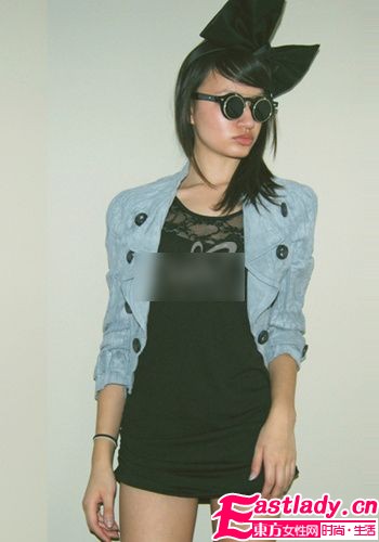 时尚小黑裙 巧搭配饰有魅力