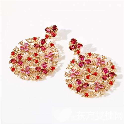 想 提气 那自然少不了一副亮眼的红色耳环