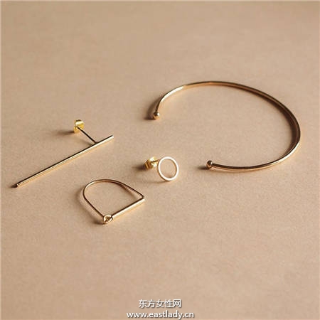 秋冬饰品就是要极简 今年潮人最流行的手环戴法