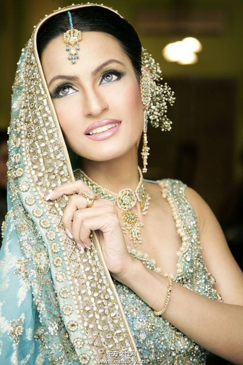 印度女性穿金戴银别有风味
