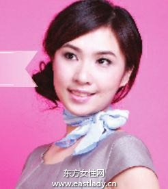 丝巾左右不对称式系法 带来几分活力