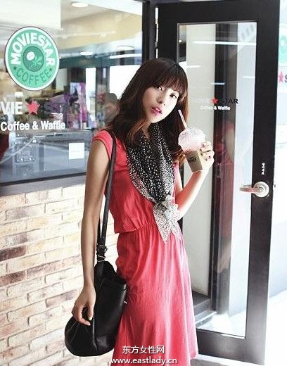 春日的丝巾装点出时尚的元素和春天的气息