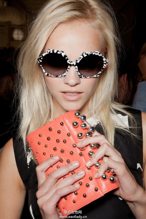 欧美MM墨镜出行时尚感十足