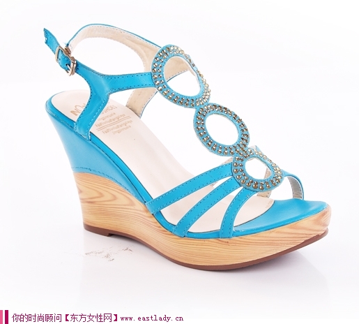 新款罗马防水台坡跟凉鞋 特有的防水台设计 令您多一重保护