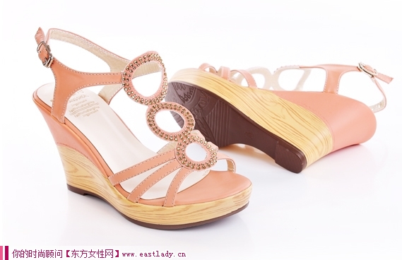 新款罗马防水台坡跟凉鞋 特有的防水台设计 令您多一重保护